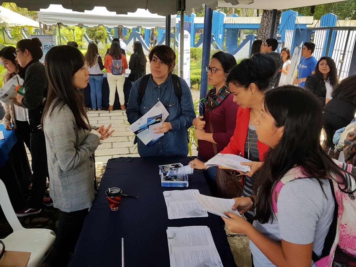 Decenas de estudiantes asisten a la Feria de Becas Internacionales de la Usac 2017. (Foto Prensa Libre: Cortesía)