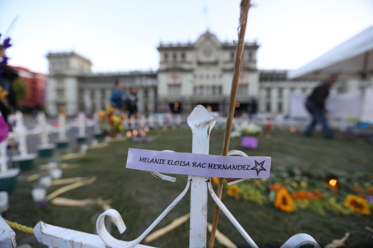 Este altar permanente en la Plaza de la Constitución en memoria de las niñas muertas durante la tragedia en el Hogar Seguro desde hace dos años (Foto Prensa Libre: Érick Ávila)
