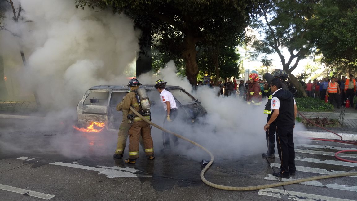 Bomberos controlaron el incendio del microbús en la Avenida Reforma. (Foto Prensa Libre: Érick Ávila)