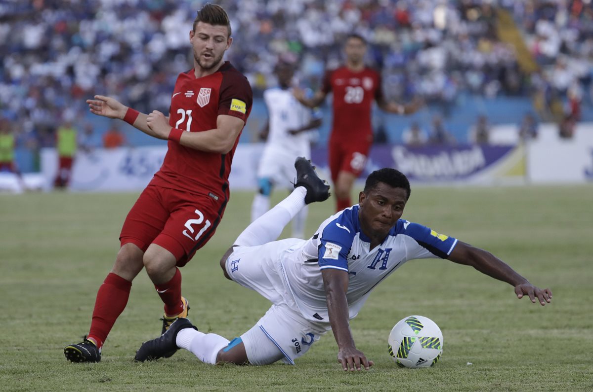 Ever Alvarado, de Honduras, intenta alcanzar el balón durante el partido que se realizó en San Pedro Sula, Honduras. (Foto Prensa Libre: AFP)