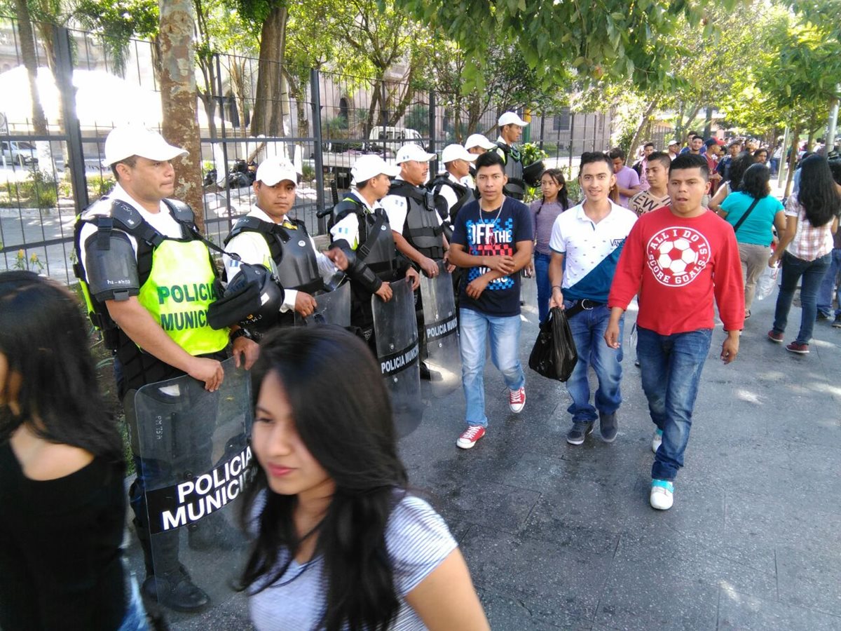 Agentes antidisturbios vigilan el Paseo de la Sexta para evitar que lleguen vendedores. (Foto Prensa Libre: Estuardo Paredes)