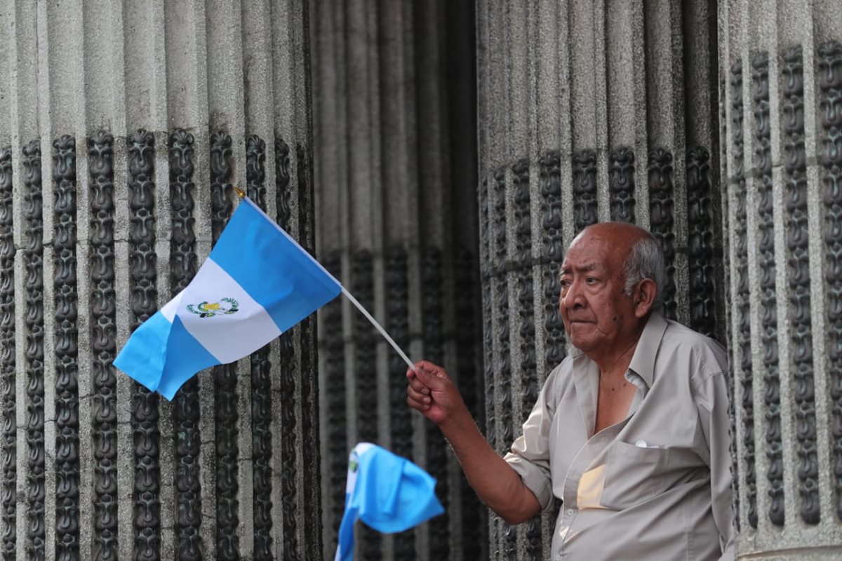 Esta persona manifiesta abajo de una de las columnas del Palacio Nacional de la Cultura