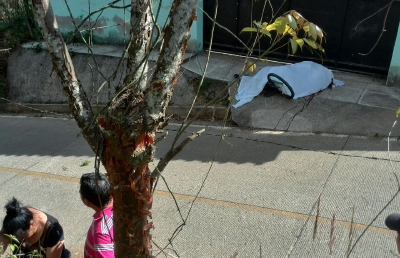 El cuerpo de Choquín Segura quedó sobre una bicicleta. (Foto Prensa Libre: Estuardo Paredes)