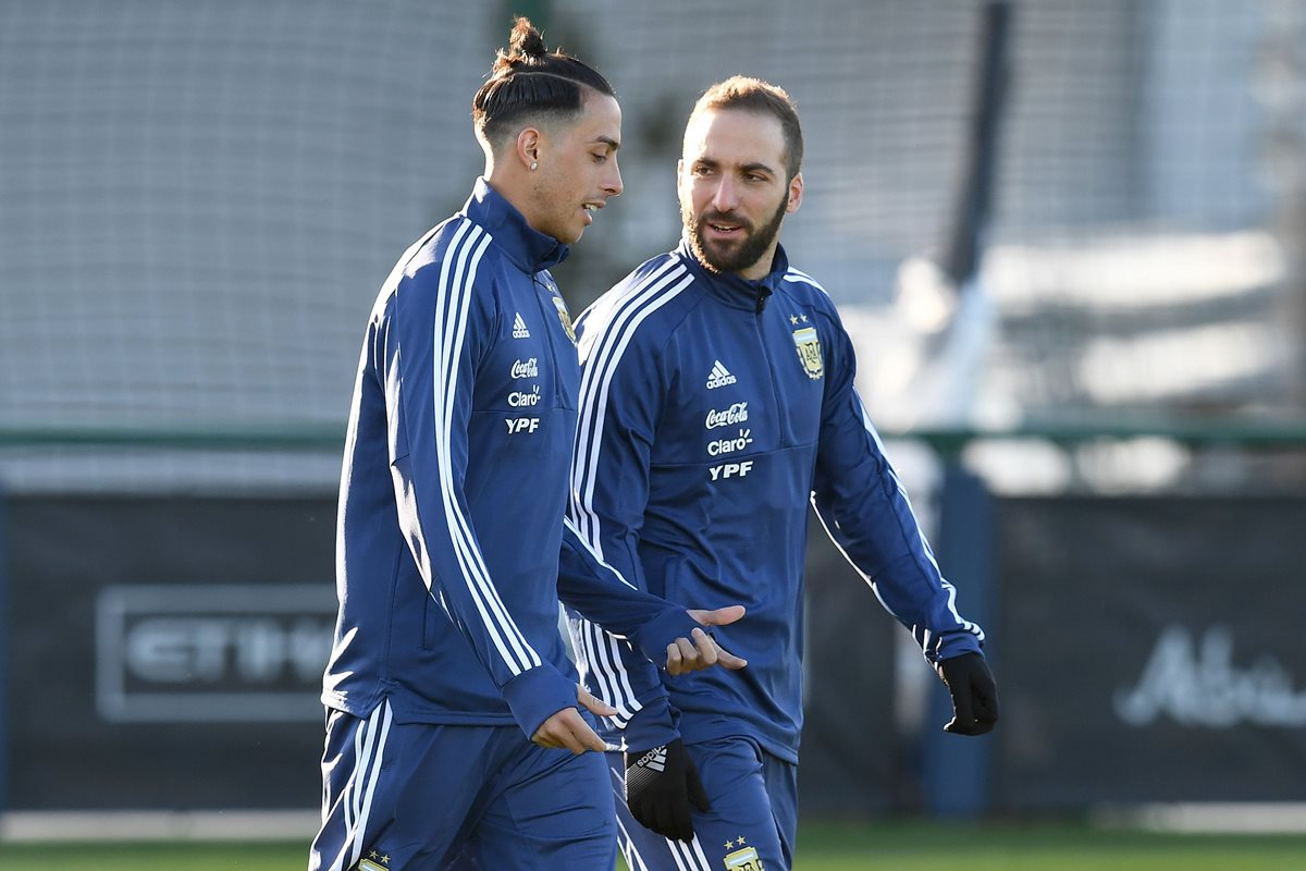 Gonzalo Higuaín habla con Ramiro Funes Mori durante un entrenamiento de la Selección de Argentina en Mánchester. (Foto Prensa Libre: AFP)