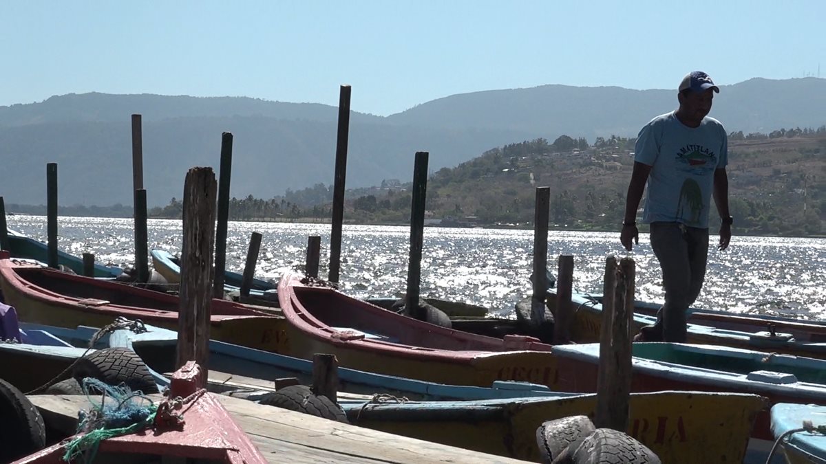 En la playa pública aún se observan lanchas que realizan recorridos por el lugar. (Foto Prensa Libre: Fernando Magzul)