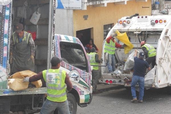 Camiones recolectores de basura pasan en cada sector de la cabecera de Sololá.