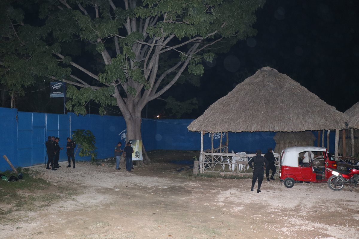 Interior del negocio donde fueron asesinados tres hombres en San Benito, Petén. (Foto Prensa Libre: Rigoberto Escobar).