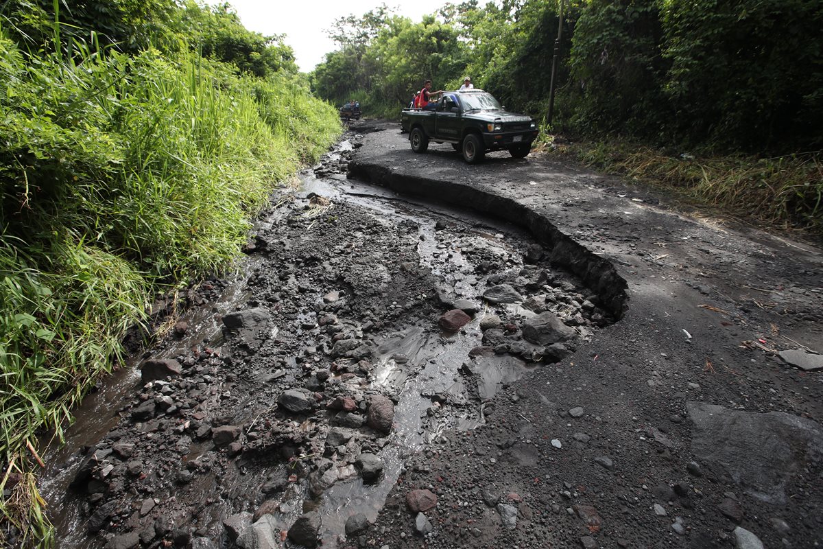 Los pobladores piden que la ruta sea asfaltada para no enfrentar, como cada invierno, el riesgo de quedar incomunicados. (Foto Prensa Libre: Paulo Raquec)