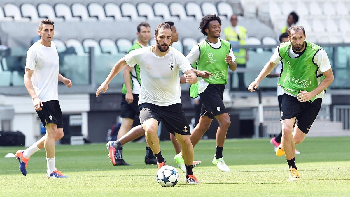 Gonzalo Higuaín junto a sus compañeros durante el entrenamiento de este lunes. (Foto Prensa Libre: EFE)