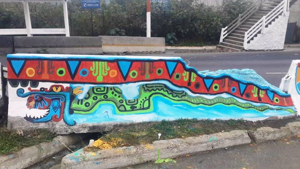 Jóvenes decidieron transformar la propaganda en obras de arte. La mayoría en postes, laderas, piedras y puentes.