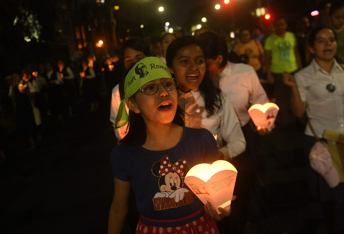 Jóvenes católicos participan en una vigilia en conmemoración del 38 ° aniversario del asesinato del arzobispo salvadoreño Oscar Arnulfo Romero (1917-1980). (Foto Prensa Libre: AFP)