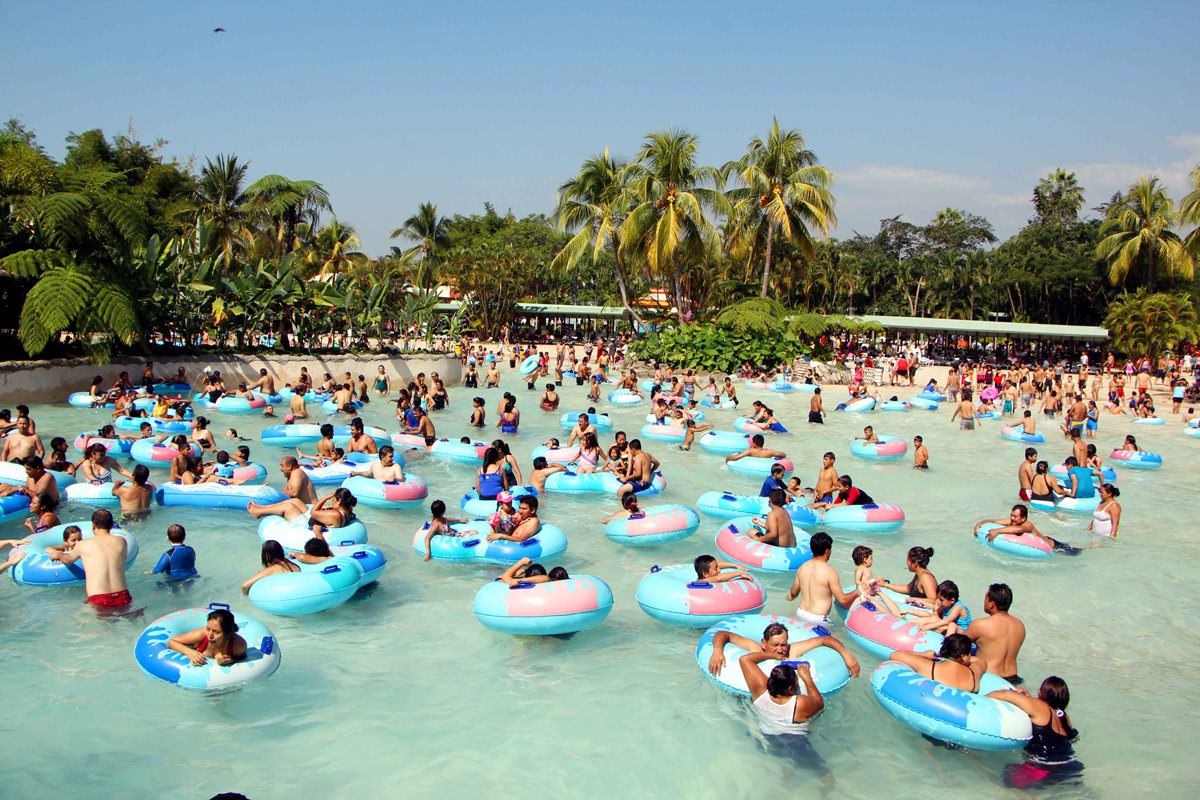 Parque acuático Xocomil, en San Marín Zapotitlán, Retalhuleu, es visitado por miles de guatemaltecos durante Navidad. (Foto Prensa Libre: Rolando Miranda)