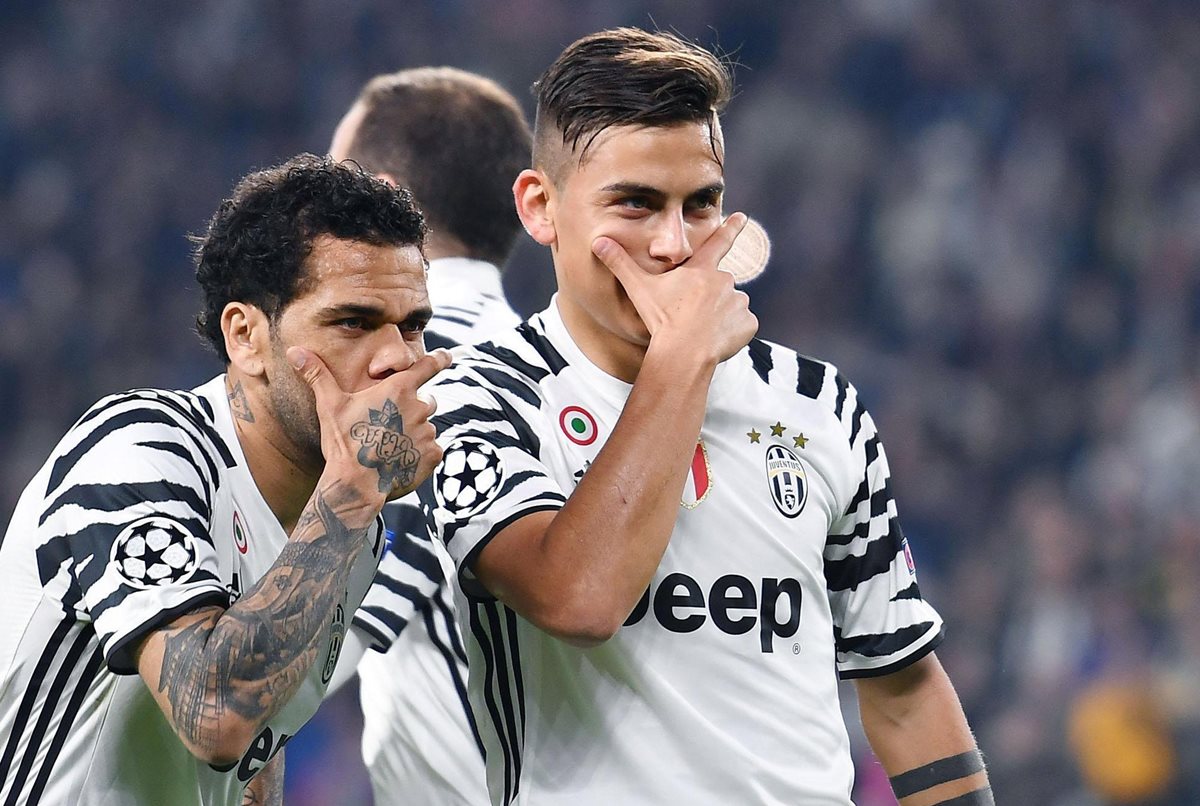 Dani Alves y Paulo Dybala son figuras de la Juventus. (Foto Prensa Libre: EFE)