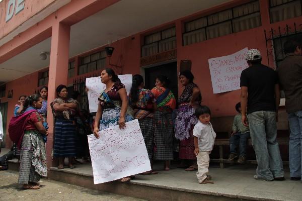 A Empleados municipales  de Santa María de Jesús se les adeuda sueldos por varios meses.