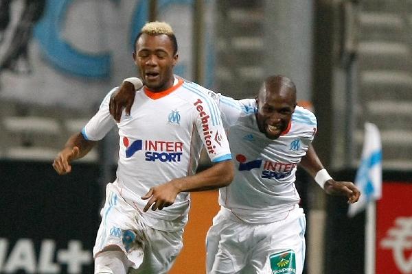 Jordan Ayew celebra junto a Rod Fanni, en el triunfo del Marsella que superó por 1-0 al Lille. (Foto Prensa Libre: EFE)