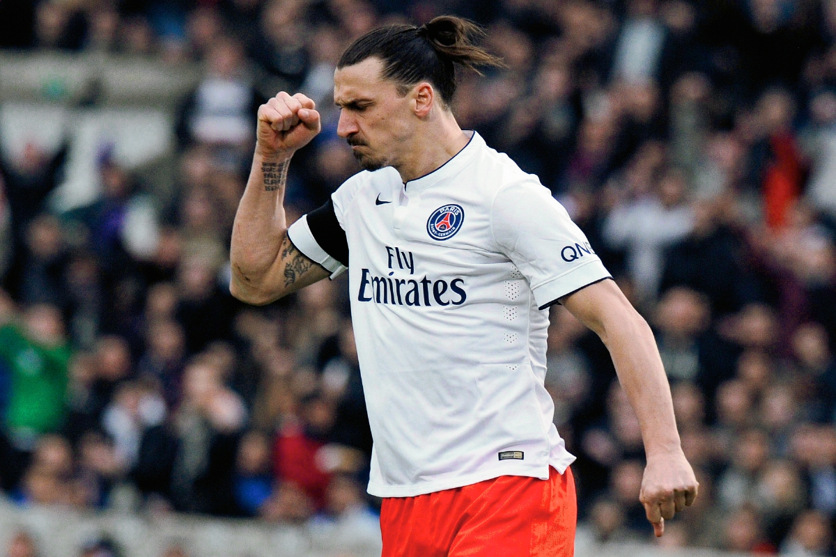 Zlatan Ibrahimovic celebra luego de anotar en el duelo de este domingo frente al Burdeos. (Foto Prensa Libre: AFP)