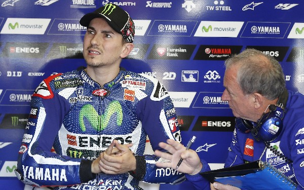 Jorge Lorenzo supera al líder del campeonato Marc Márquez en los ensayos de Barcelona. (Foto Prensa Libre: AFP).