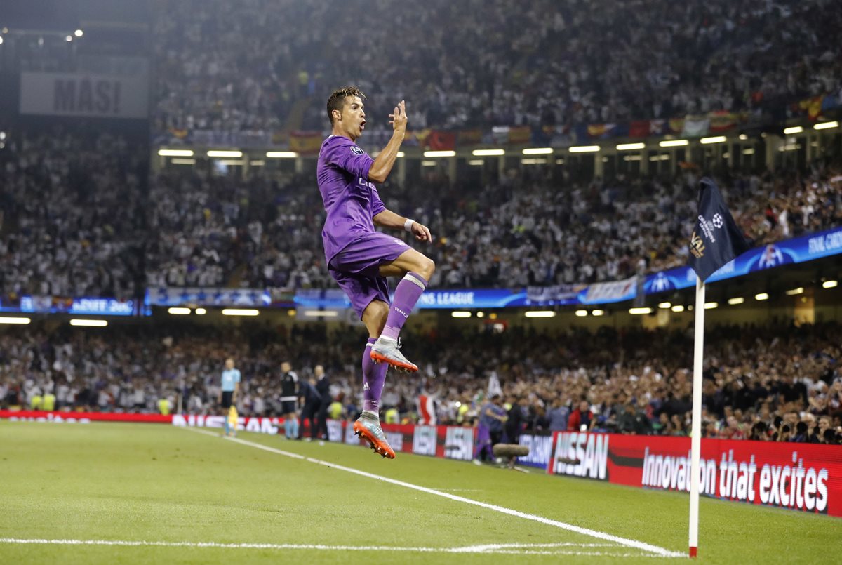 Cristiano Ronaldo festejó en grande luego de abrir el marcador en Cardiff. (Foto Prensa Libre: AP)