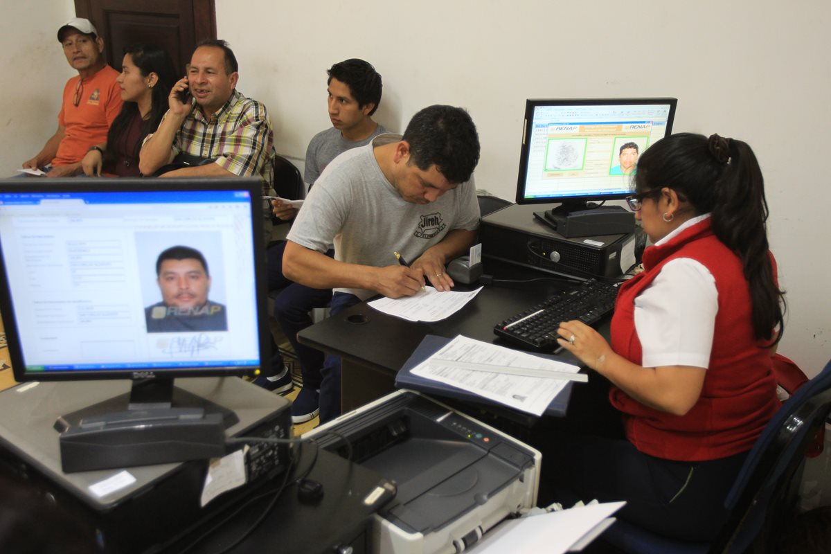 Con nuevo procedimiento el Renap agilizará el trámite del DPI y lo entregará en cuatro horas. (Foto Prensa Libre: Hemeroteca PL)