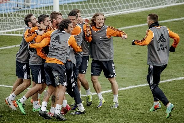 Los jugadores del Real Madrid se divierten en su entrenamiento, previo a enfrentar este jueves al PSG en Doha. (Foto Prensa Libre: EFE)