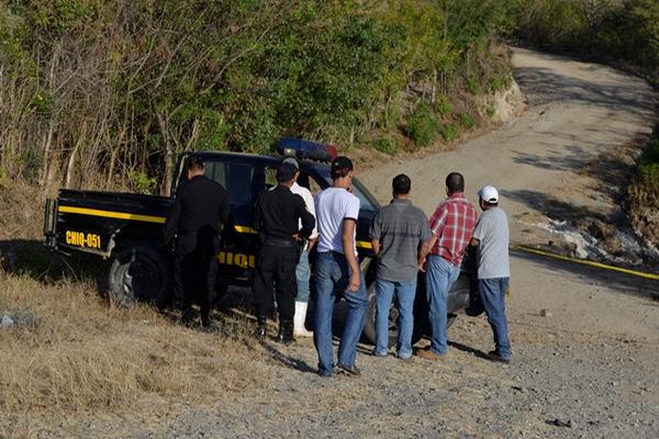 Agentes de la PNC acordonan el área donde fue hallado el cadáver de un hombre en la aldea Xororaguá, Chiquimula. (Foto Prensa Libre: Edwin Paxtor)