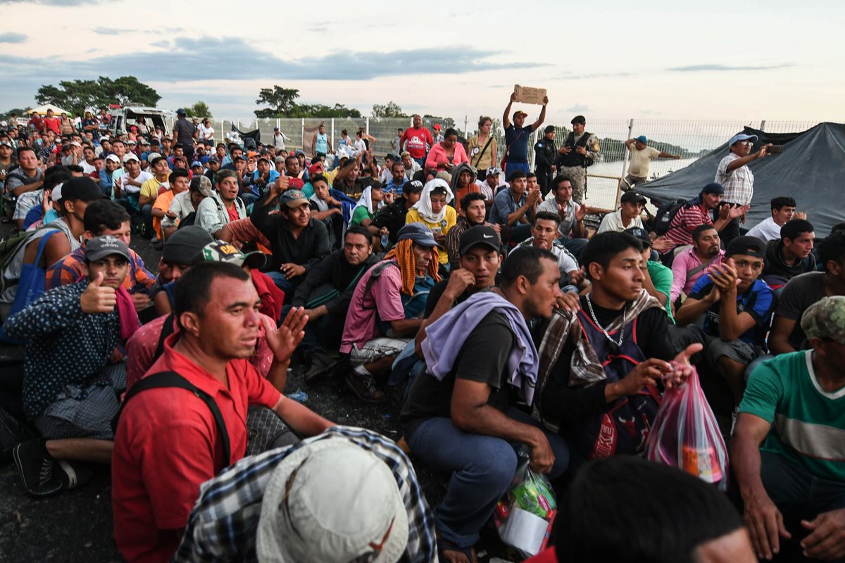 La caravana de hondureños busca el camino hacia la frontera mexicana con Estados Unidos. (Foto Prensa Libre: AFP)