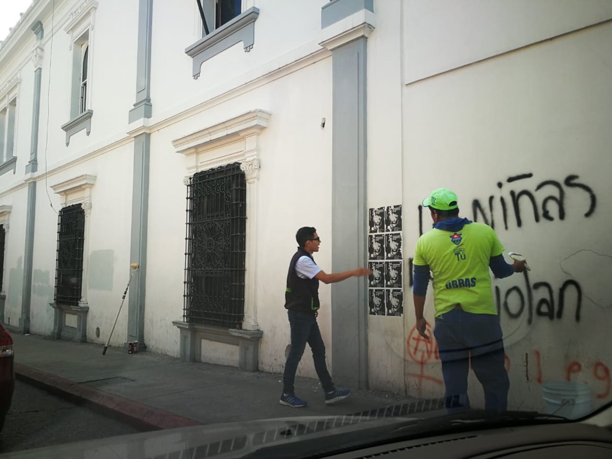 Las paredes de viviendas históricas también han sido dañadas durante las protestas.(Foto Prensa Libre: César Pérez)