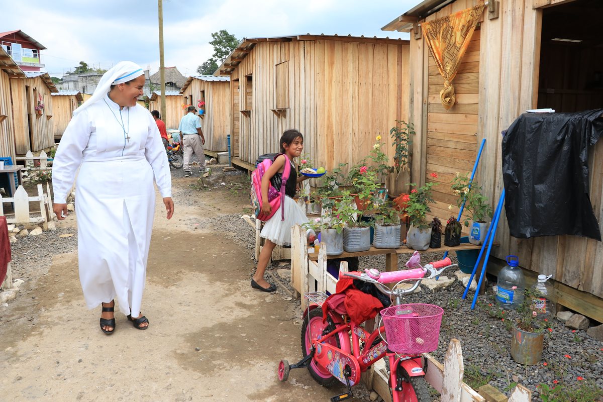 La religiosa Sor María García, encargada del albergue Papa Francisco, aseguró que atienden a 93 familias y que ninguna autoridad les ha informado que sucederá con ellas. (Foto Prensa Libre: Carlos Paredes)