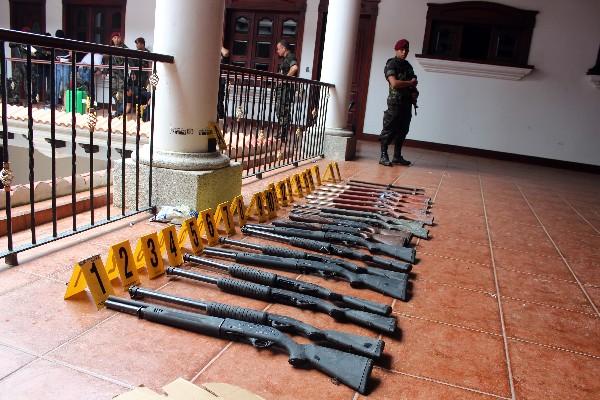 Escopetas y rifles que fueron hallados en inmueble que perteneció a Mario Ponce.
