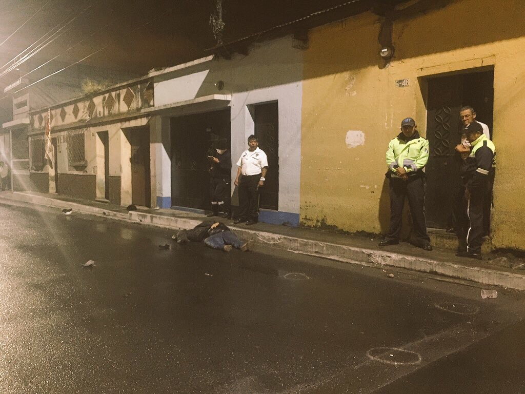 Bomberos Voluntarios y policías municipales aguardan la llegada del MP a la escena para recavar evidencia. (Foto Prensa Libre: Cortesía CVB)