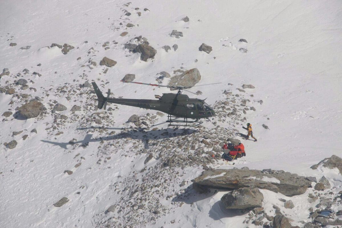 Alpinistas especializados lograron rescatar a la escaladora francesa Elisabeth Revol, en el Nanga Parbat. (Foto Prensa Libre: AFP)