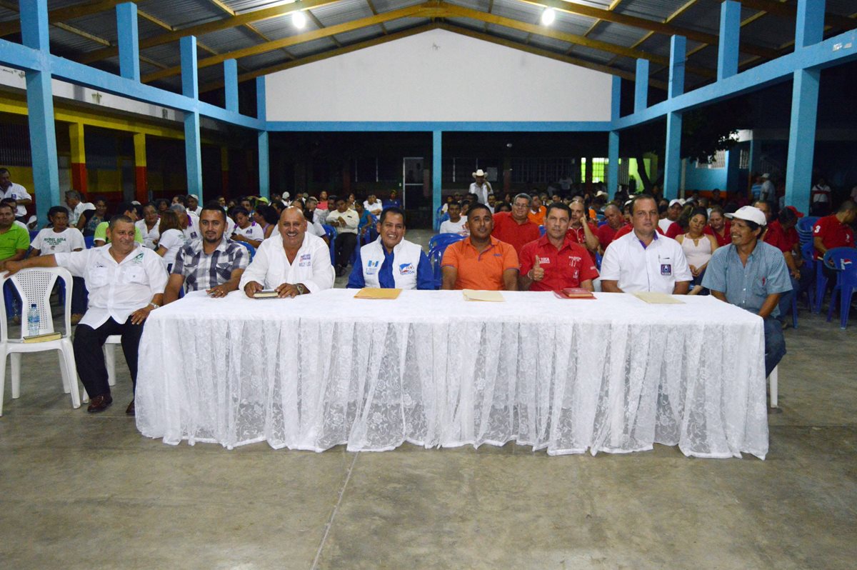 Los ocho candidatos a la Alcaldía de Los Amates, Izabal, participan en foro organizado por periodistas. (Foto Prensa Libre: Edwin Perdomo)