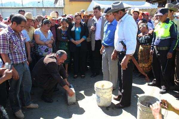 El alcalde Wilfido Tagual coloca el primer block de la construcción del nuevo mercado de San Andrés Itzapa.