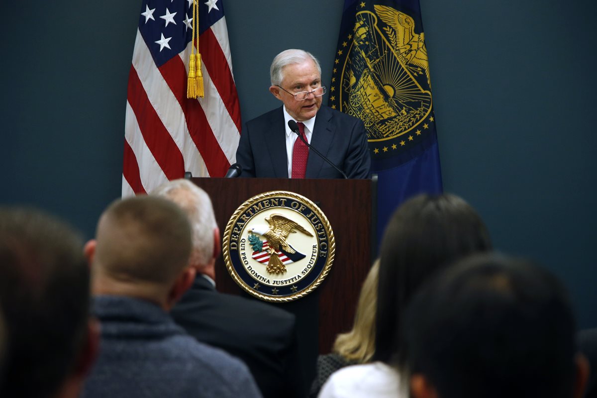 Jeff Sessions discute políticas de ciudades santuario con autoridades en Portland, Oregón.(Foto Prensa Libre: AP).