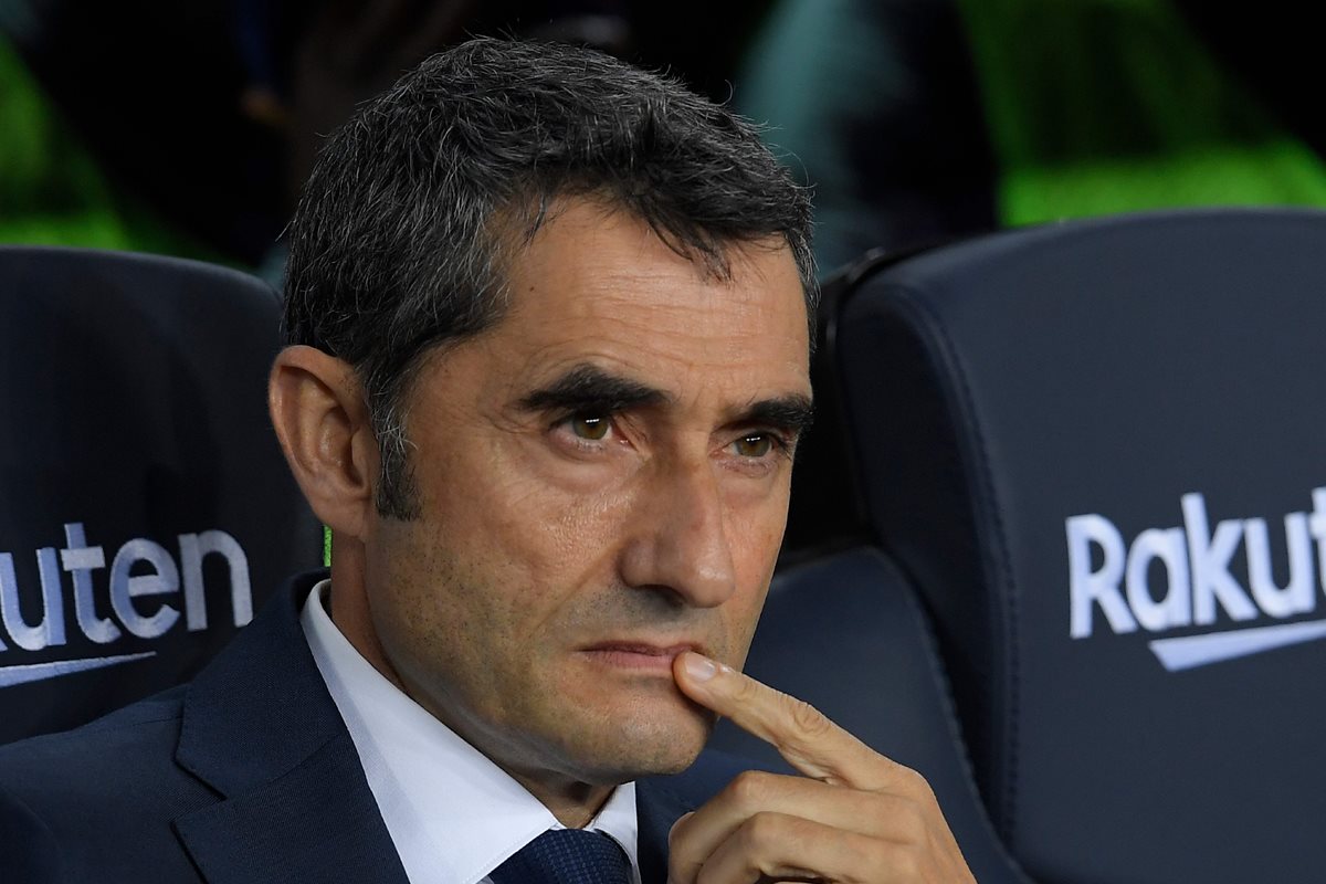 Ernesto Valverde, durante el partido entre Barcelona y Sevilla. (Foto Prensa Libre: AFP)