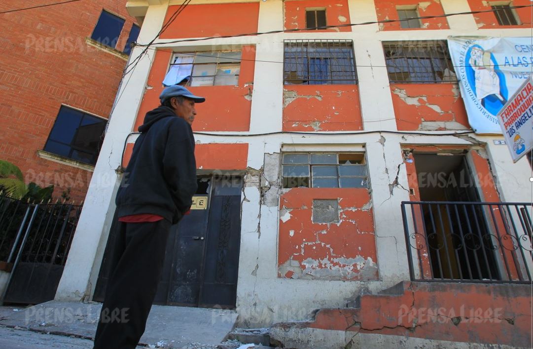 Casa Parroquial de la Iglesia de Tacaná, San Marcos fue una de las más afectadas por el fuerte sismo de 7.7 grados del jueves por la noche. (Foto Prensa Libre: Alvaro Interiano)