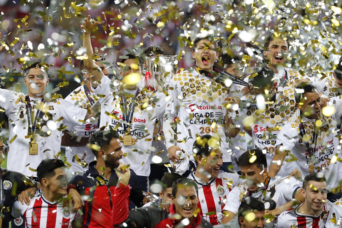 Los jugadores de las Chivas de Guadalajara del  celebran con el trofeo luego de ganar el título de la Liga de campeones de Concacaf. (Foto Prensa Libre: EFE)