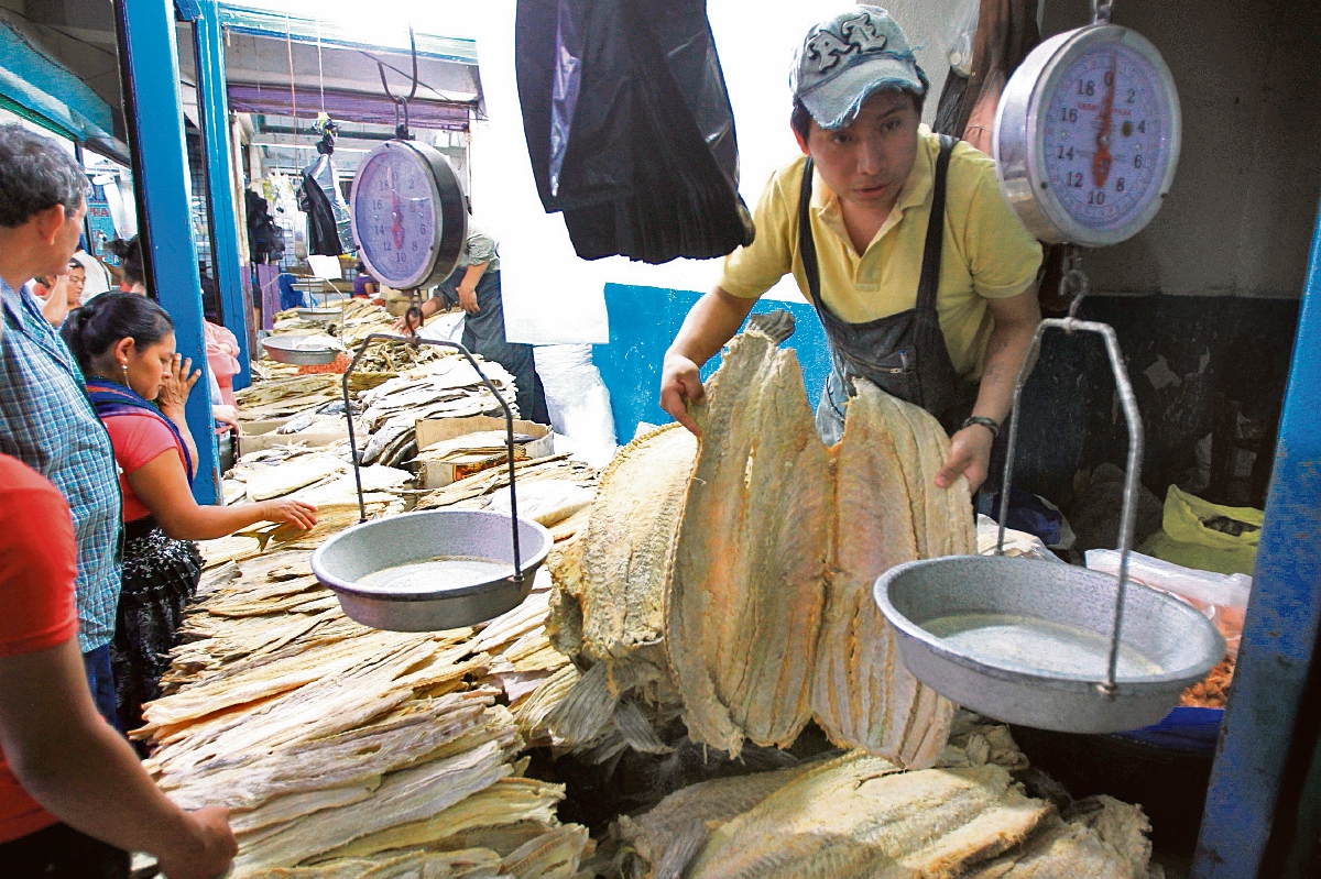 en el mercado La Terminal, los vendedores percibieron ayer una mejor venta de pescado seco, que es el de mayor demanda de la temporada.