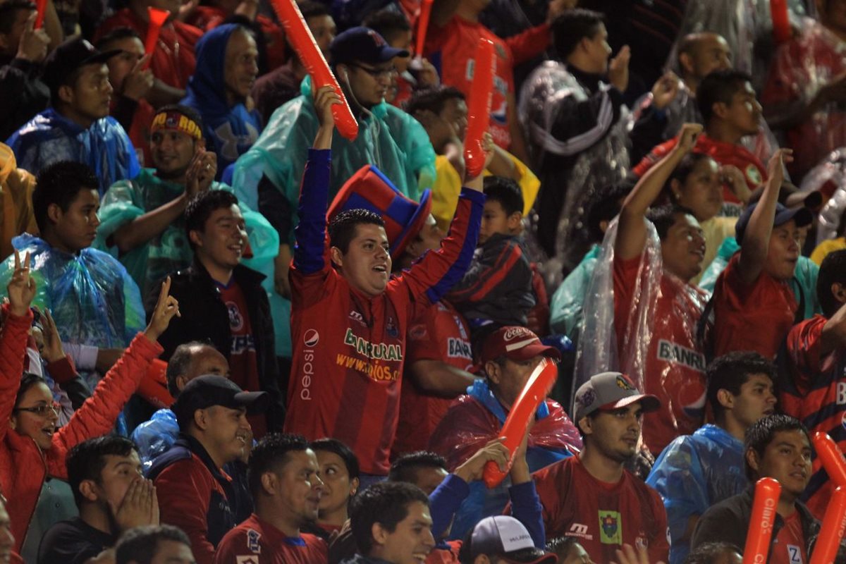 Cerca de 18 mil aficionados estuvieron presentes en la final de vuelta del Clausura 2017. (Foto Prensa Libre: Carlos Vicente).