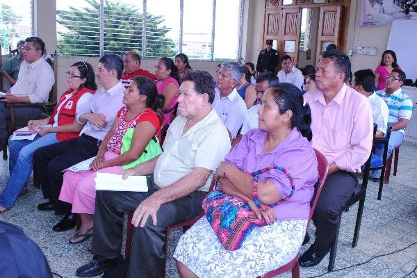 Vecinos se reúnen con  autoridades.