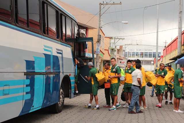 Los jugadores de Marquense abordan el bus con destino a Antigua. (Foto Prensa Libre: Aroldo Marroquín)