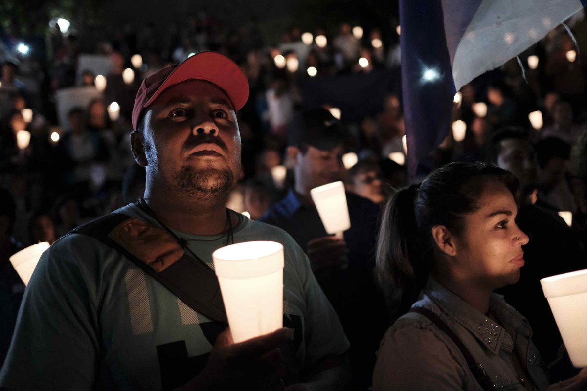 Nicaragüenses se han unido en Costa Rica para orar por la paz en su país. F(oto Prensa Libre: EFE)