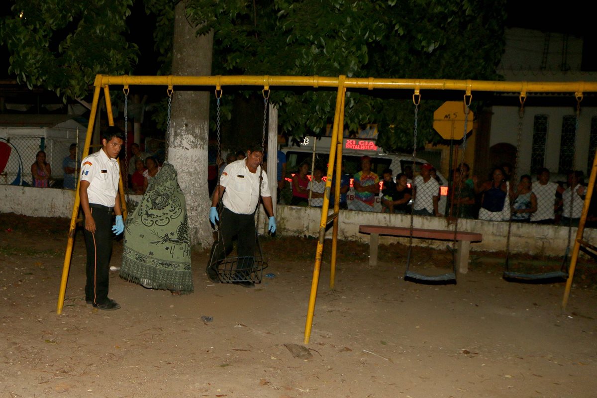 Socorristas resguardan cadáver de Juan Velásquez Rodas, en la zona 3 de la cabecera de Retalhuleu. (Foto Prensa Libre: Rolando Miranda)