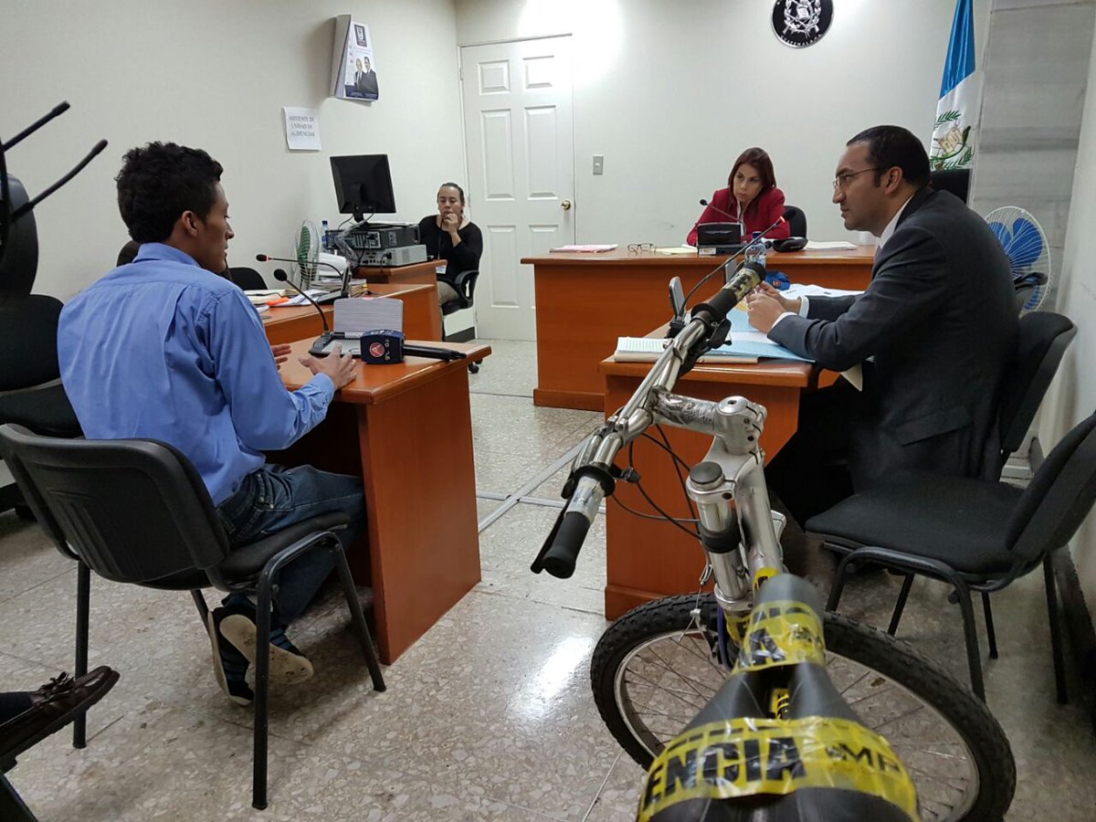 Mario Enrique Chávez es juzgado por hurto en el Tribunal Quinto de Sentencia Penal. (Foto Prensa Libre: Jerson Ramos)