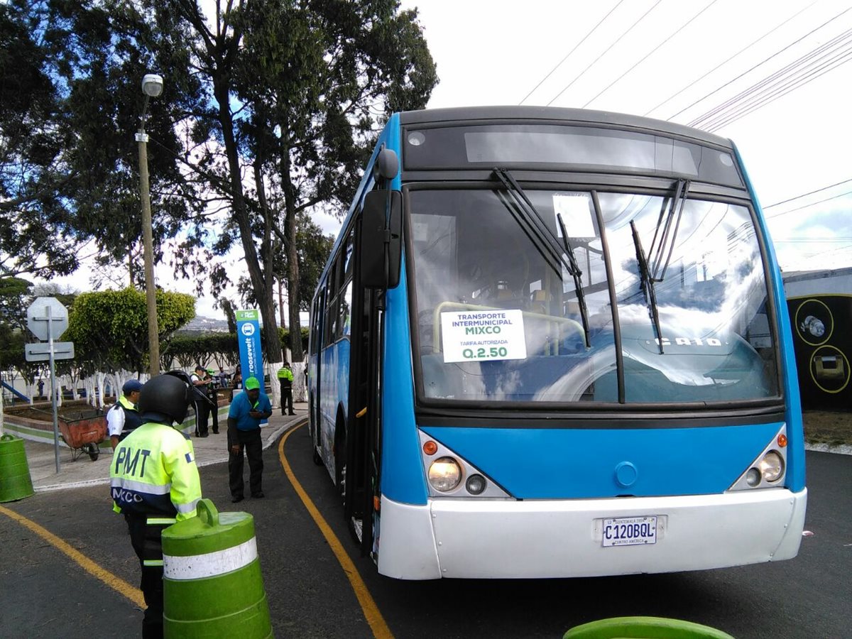 Las unidades del Express Roosevelt comenzaron a circular este sábado. (Foto Prensa Libre: Estuardo Paredes)