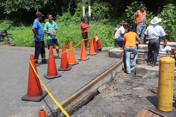 Realizan trabajos de inspección por el puente Nahualate. (Foto Prensa Libre: Felipe Guzmán)<br _mce_bogus="1"/>