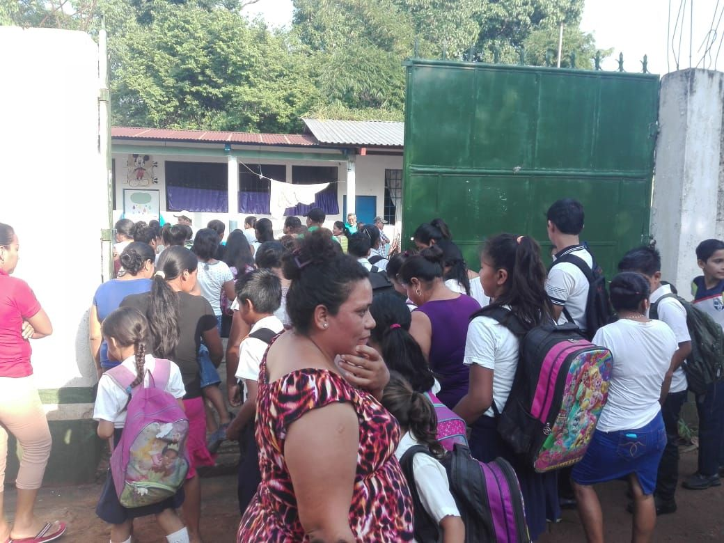 Maestros y alumnos ingresan a la Escuela del Cantón Cabañas, luego de que los docentes acordaran con los padres de familia reponer el tiempo que se perdió por el paro magisterial. (Foto Prensa Libre: Rolando Miranda)