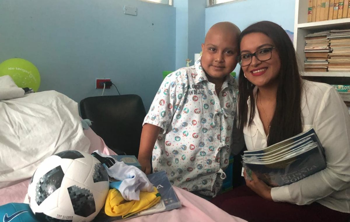 La ilusión de Kenny González por llenar su álbum del Mundial de Rusia 2018 dio alegría a los pacientes del hospital General San Juan de Dios. (Foto Prensa Libre: Cortesía Alejandro Barrios)