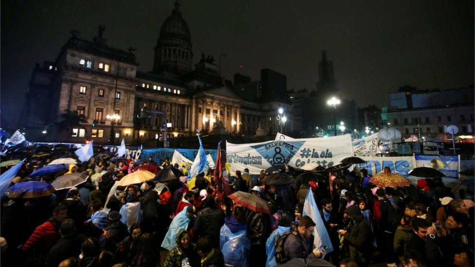 Centenares de personas a favor de despenalizar el aborto esperaron el resultado de la votación en el Congreso durante la madrugada de este jueves. (Foto Prensa Libre: BBC News Mundo).