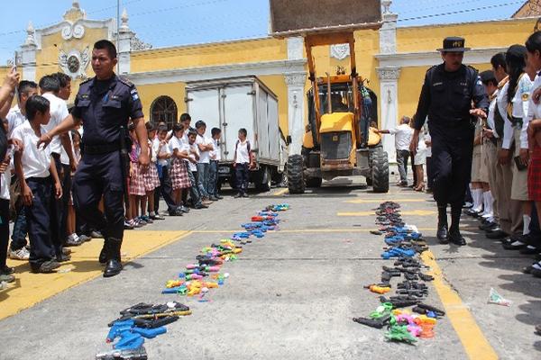 Escolares observan la destrucción de juguetes bélicos, como parte de la jornada de la paz, en Mazatenango. (Foto Prensa Libre: Danilo López)<br _mce_bogus="1"/>